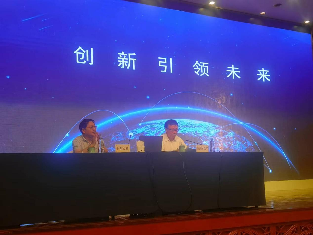 李文輝院長(zhǎng)受邀為內(nèi)蒙古自治區(qū)政協(xié)十二屆二十次常委會(huì)議作專(zhuān)題講座